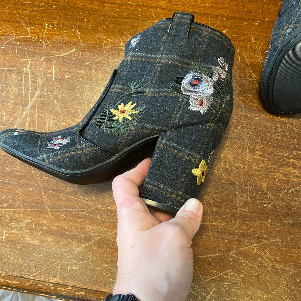 NWOT Gray with floral booties - Picture 9 of 11